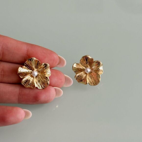 Gold Floral Stud Earrings A1075 - Picture 4 of 4